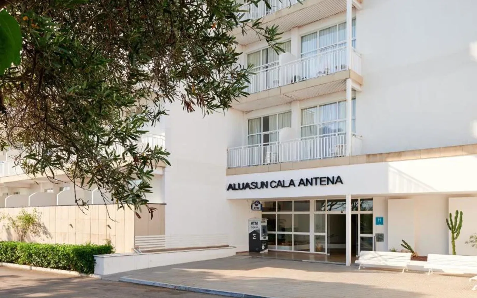 AluaSun Cala Antena in Calas de Mallorca, resort detail.