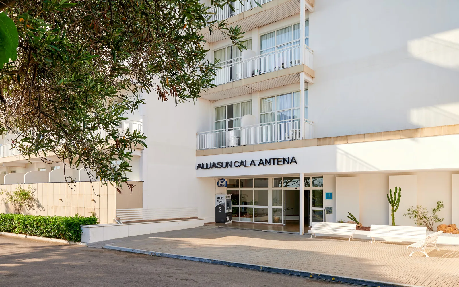 AluaSun Cala Antena in Calas de Mallorca, property overview.