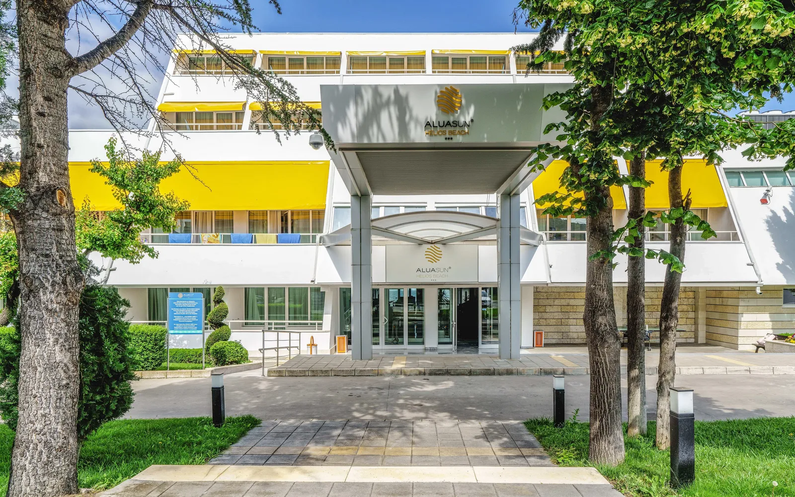 AluaSun Helios Beach in Obzor, property overview.