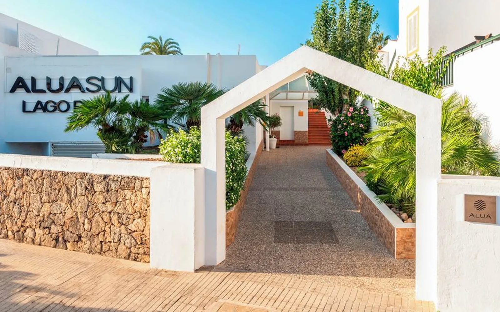 AluaSun Lago Park in Cala en Bosch, Menorca, property overview.