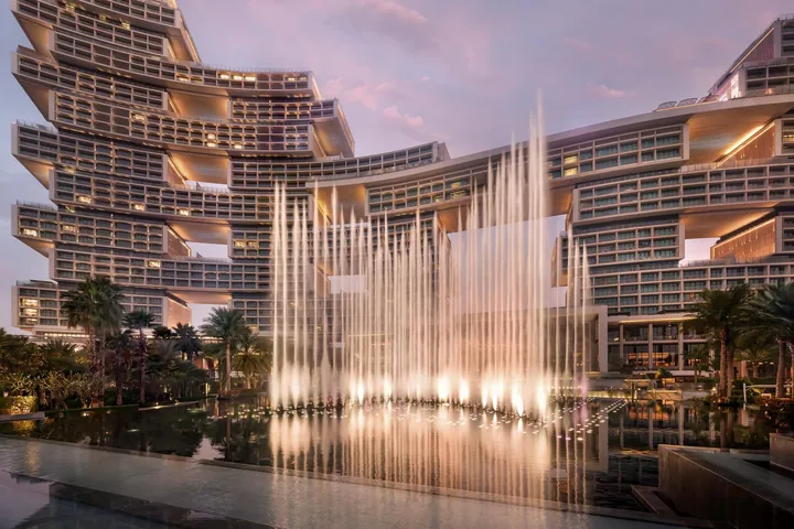 Skyblaze fountain framed by the architecture of Atlantis The Royal, Dubai