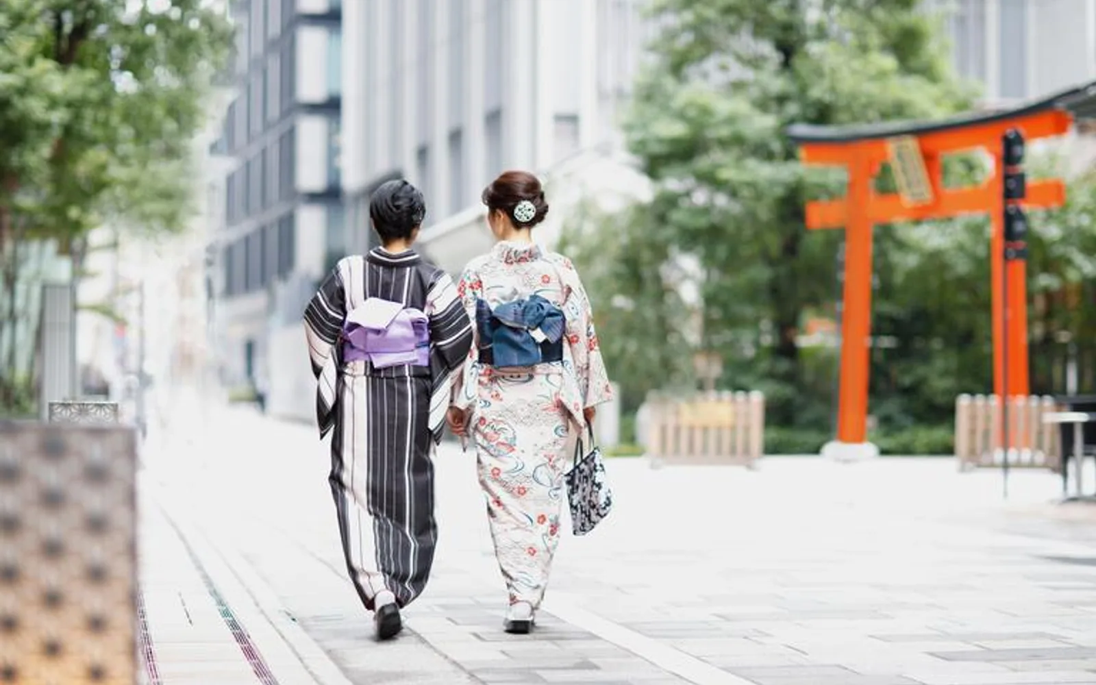ladies wearing kimono in tokyo